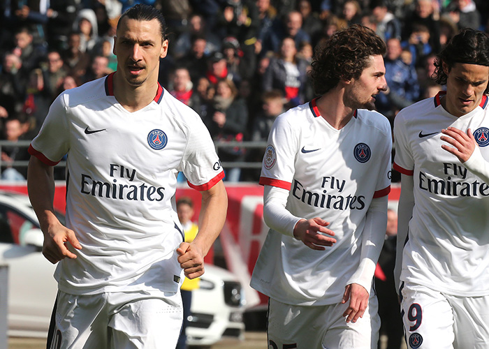 现出惊人的 现出惊人的